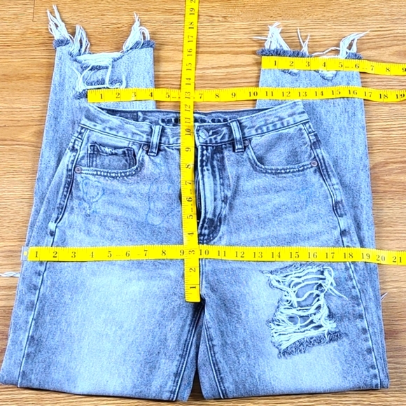 AMERICAN EAGLE 2x26 ACID WASH  GRAFITI DISTRESSED GIRLS ANKL CROPPED MOM JEANS - Picture 2 of 8